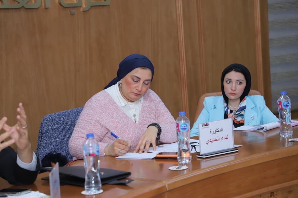 د. نداء الحديدي في مائدة مستديرة